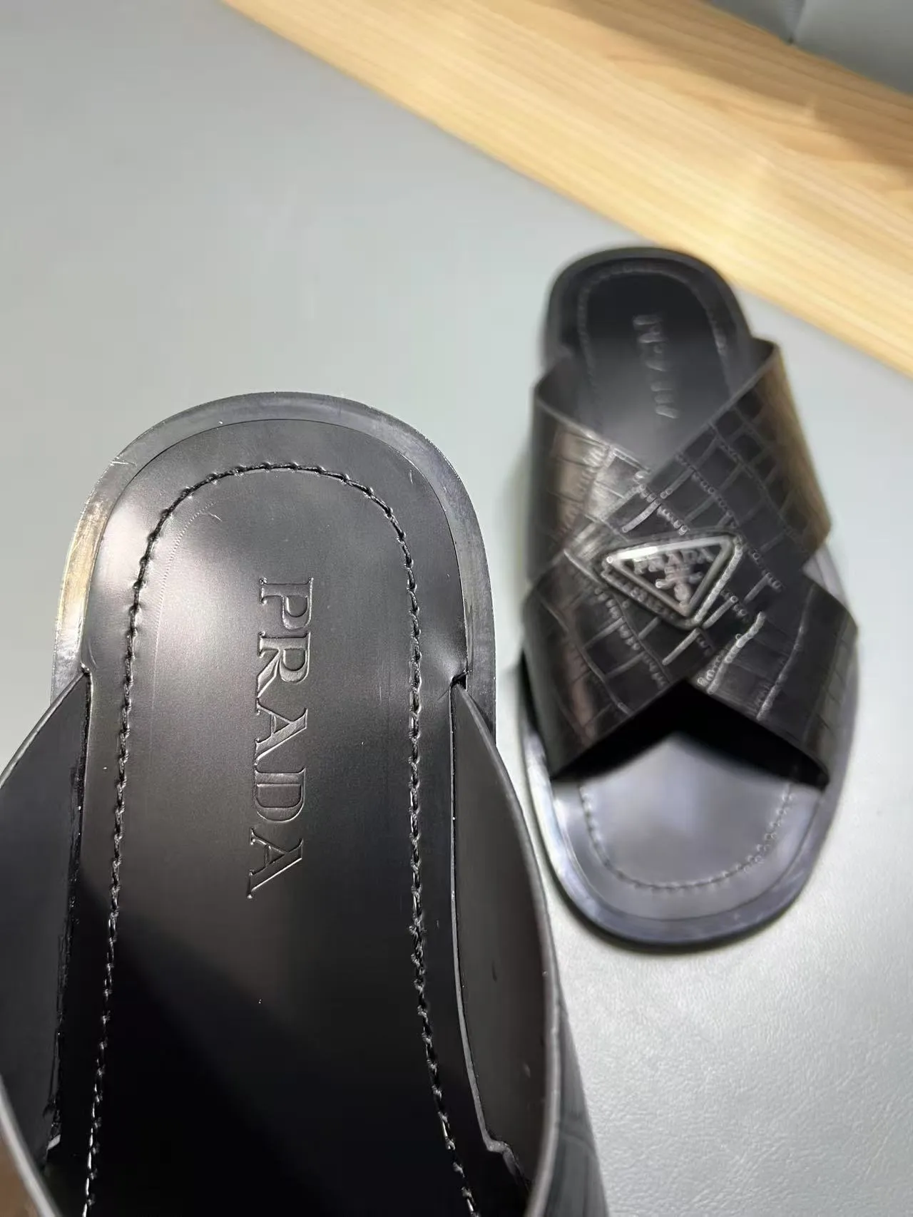 340💰PRADA Prada’s latest slippers are synchronized with the official website. This slipper is made of the brand’s unique and iconic Saffiano leather. The brand logo jumps out from the double straps, and the brand style is clearly visible. Cowhide gives men elegant charm and functional design, making it an ideal choice for vacation and leisure. Size:38-45